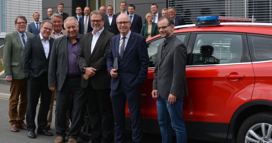 Erste Reihe von links nach rechts: Michael Beninde, Ordnungsdezernent der Paderborner Kreisverwaltung, Dr. Michael Schwarzenau, Hauptgeschäftsführer der Ärztekammer Westfalen-Lippe, Dr. Ulli Polenz, Kassenärztliche Vereinigung Westfalen-Lippe, Standort Paderborn, Dr. Theodor Windhorst, Präsident der Ärztekammer Westflalen-Lippe, Ministerialrat Bernd Schnäbelin vom MAGS NRW, Landrat Manfred Müller, Daniel Fischer, Ärztlicher Leiter Rettungsdienst des Kreises Lippe, zweite Reihe von links nach rechts: Matthias Kämpfer, Fachbereichsleiter Öffentliche Sicherheit und Straßenverkehr Kreis Höxter, Ingo Christiansen, Ärztlicher Leiter Rettungsdienst Kreis Paderborn, Marc Hammerstein, Leiter der Kreisfeuerwehrzentrale, Dr. Stefan Beckers, Ärztlicher Leiter Rettungsdienst Aachen, Düning Gast, Fachbereichsleiter Service Kreis Lippe, Dr. Hendrik Fokke Hinrichs, Ärztlicher Leiter Rettungsdienst Kreis Höxter, Matthias Krämer, Abteilungsleiter Bevölkerungsschutz Kreis Höxter, Jörg Müssig, Justiziar des VdF NRW, Ralf Hilker, stellvertretender Ordnungsamtsleiter des Kreises Paderborn, Heike Schönfeld, Dezernentin Gefahrenabwehr Bezirksregierung Detmold, Andre Brüninghoff, Fachbereichsleiter Fahrkosten AOK, Jörg Steingrefer, IKK classic, Herbert Temborius, Ordnungsamtsleiter der Paderborner Kreisverwaltung Paderborn.  Bildnachweis: Amt für Presse- und Öffentlichkeitsarbeit, Kreis Paderborn, Meike Delang Erste Reihe von links nach rechts: Michael Beninde, Ordnungsdezernent der Paderborner Kreisverwaltung, Dr. Michael Schwarzenau, Hauptgeschäftsführer der Ärztekammer Westfalen-Lippe, Dr. Ulli Polenz, Kassenärztliche Vereinigung Westfalen-Lippe, Standort Paderborn, Dr. Theodor Windhorst, Präsident der Ärztekammer Westflalen-Lippe, Ministerialrat Bernd Schnäbelin vom MAGS NRW, Landrat Manfred Müller, Daniel Fischer, Ärztlicher Leiter Rettungsdienst des Kreises Lippe, zweite Reihe von links nach rechts: Matthias Kämpfer, Fachbereichsleiter Öffentliche Sicherheit und Straßenverkehr Kreis Höxter, Ingo Christiansen, Ärztlicher Leiter Rettungsdienst Kreis Paderborn, Marc Hammerstein, Leiter der Kreisfeuerwehrzentrale, Dr. Stefan Beckers, Ärztlicher Leiter Rettungsdienst Aachen, Düning Gast, Fachbereichsleiter Service Kreis Lippe, Dr. Hendrik Fokke Hinrichs, Ärztlicher Leiter Rettungsdienst Kreis Höxter, Matthias Krämer, Abteilungsleiter Bevölkerungsschutz Kreis Höxter, Jörg Müssig, Justiziar des VdF NRW, Ralf Hilker, stellvertretender Ordnungsamtsleiter des Kreises Paderborn, Heike Schönfeld, Dezernentin Gefahrenabwehr Bezirksregierung Detmold, Andre Brüninghoff, Fachbereichsleiter Fahrkosten AOK, Jörg Steingrefer, IKK classic, Herbert Temborius, Ordnungsamtsleiter der Paderborner Kreisverwaltung Paderborn.  Bildnachweis: Amt für Presse- und Öffentlichkeitsarbeit, Kreis Paderborn, Meike Delang
